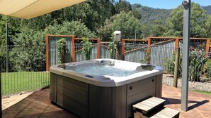 Outdoor spa tub - Snowview Holiday Units (Tawonga South)