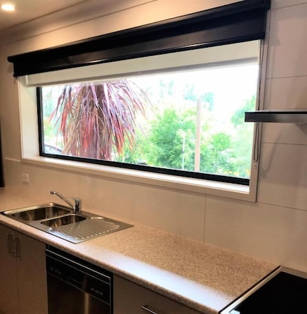 Frigorífico, microondas, horno y placa de cocina. Snowview Holiday Units