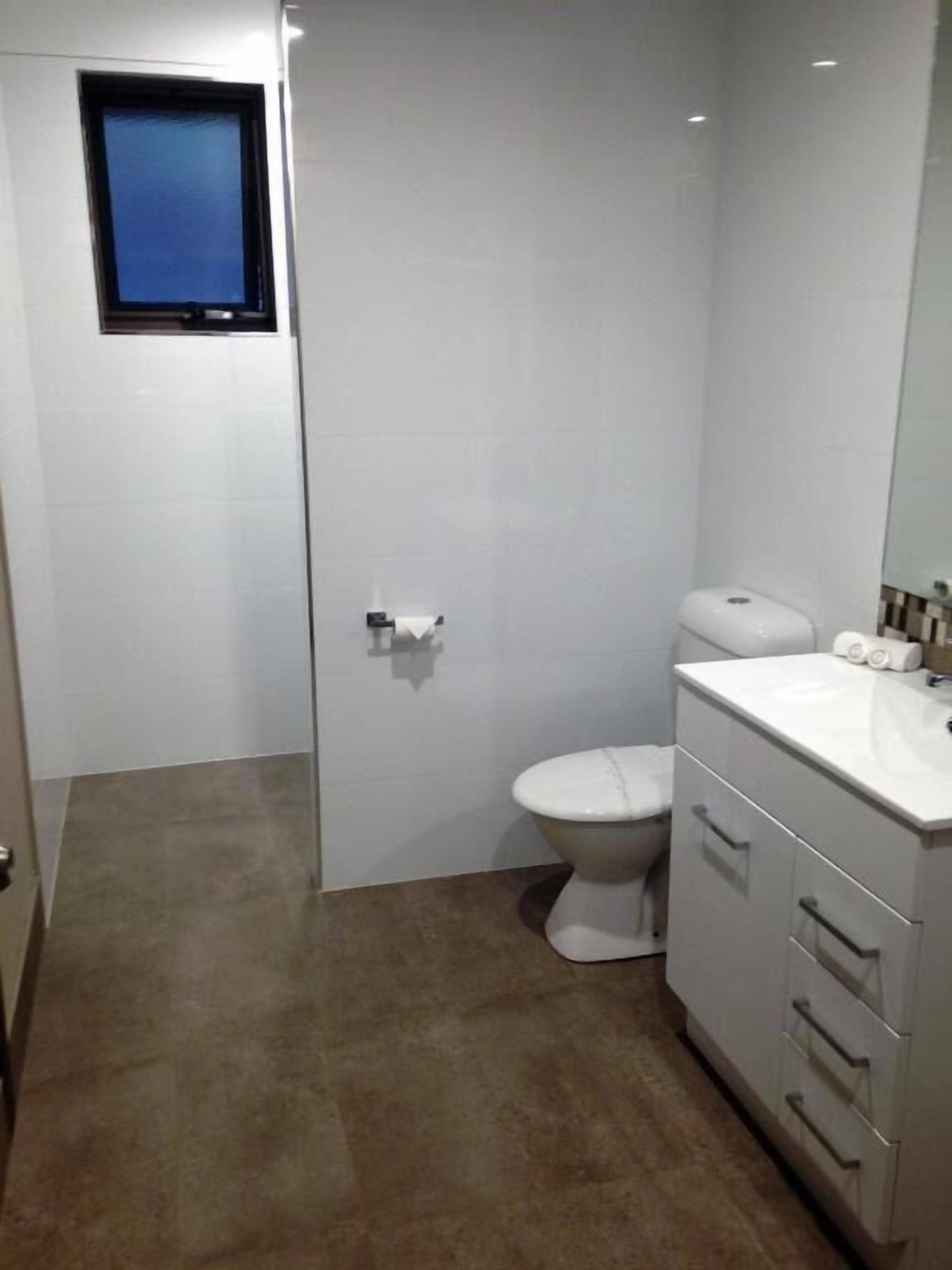 Ducha, secador de pelo, toallas, papel higiénico