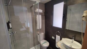 Ducha, secador de pelo, bidé y toallas