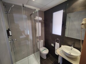 Dusche, Haartrockner, Bidet, HandtĂŒcher