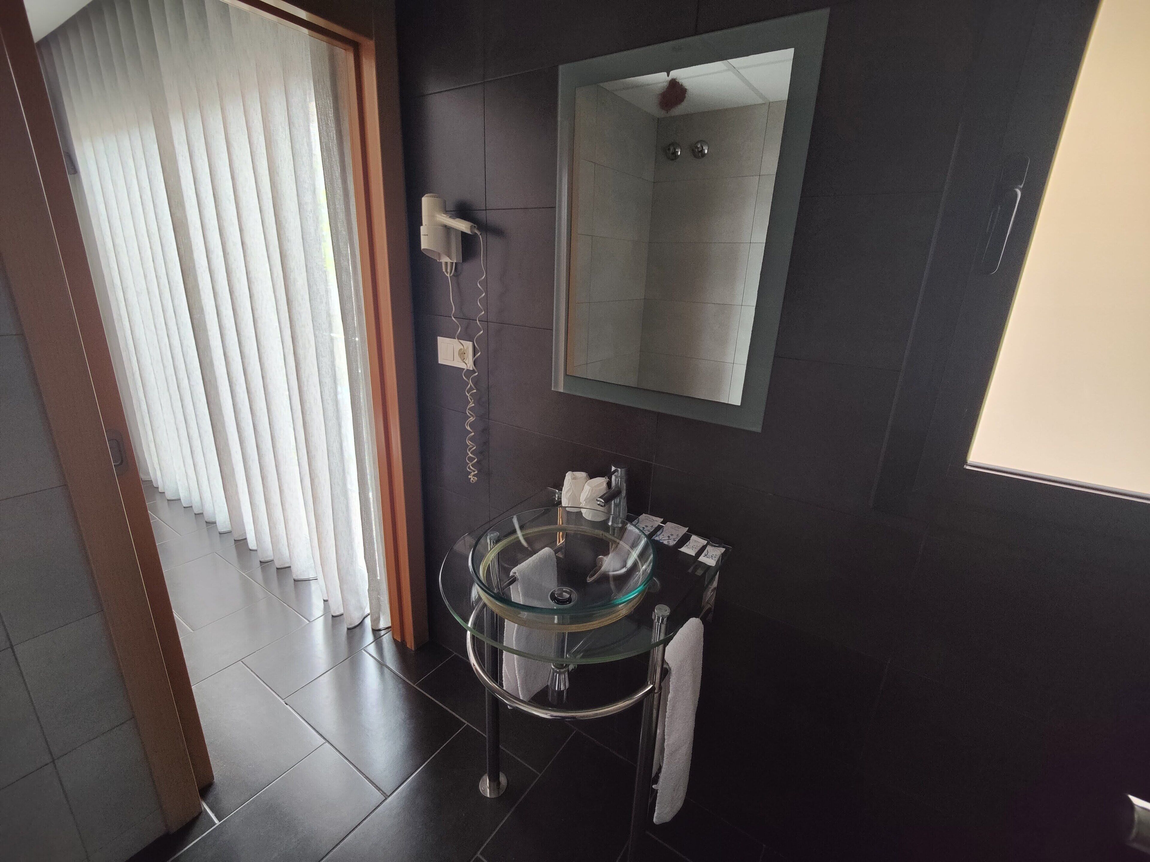 Douche, sèche-cheveux, bidet, serviettes fournies
