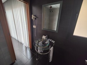 Een douche, een haardroger, een bidet, handdoeken