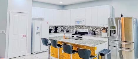 冷蔵庫、電子レンジ、オーブン、コンロ