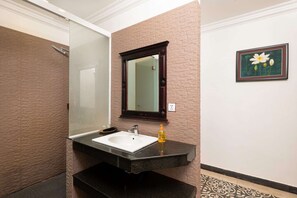 Dusche, Haartrockner, Handtücher, Toilettenpapier