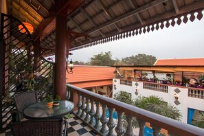 Outdoor dining - 6 Hotel Suites in Amazing Siem Reap with Meditation/yoga/fitnessroom, Pool, AC (Siem Reap)