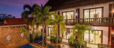 Una piscina al aire libre