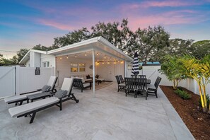 Outdoor dining - Sea La Vie | Salt Pool & built in Spa in great location (Sarasota)