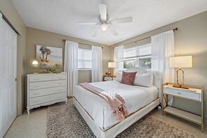3 bedrooms, desk, free WiFi, bed sheets - Sea La Vie | Salt Pool & built in Spa in great location (Sarasota)
