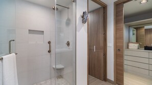 Dusche, Haartrockner, Handtücher