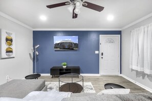 2 slaapkamers, een bureau, een strijkplank/strijkijzer, gratis wifi