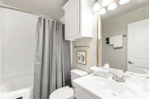 Een haardroger, handdoeken, zeep, shampoo