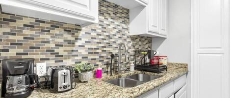 Een koelkast, een microgolfoven, een oven, een kookplaat