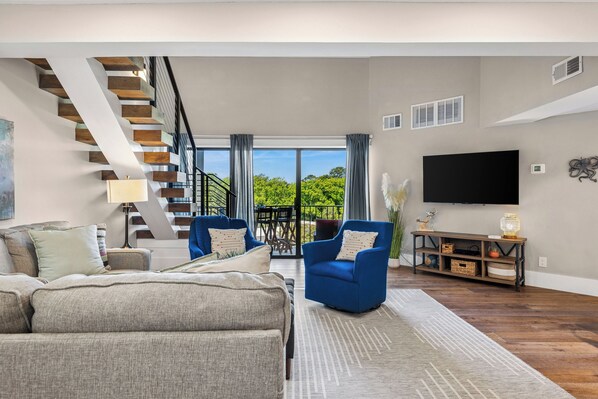 TV - Spacious 3BR villa in South Forest Beach, Hilton Head Island, perfect for families. (Hilton Head Island)