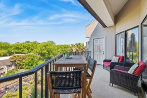 Outdoor dining - Spacious 3BR villa in South Forest Beach, Hilton Head Island, perfect for families. (Hilton Head Island)