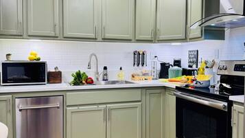 Mikrowelle, Ofen, Herdplatte, Geschirrspüler