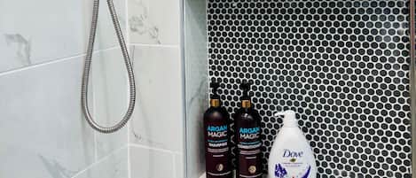 Chuveiro, secador de cabelo, toalhas de banho, sabonete
