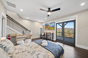 4 bedrooms, iron/ironing board, free WiFi, bed sheets - Rocky Top Retreat - Stunning views, hot tub, dog friendly! (Boone)