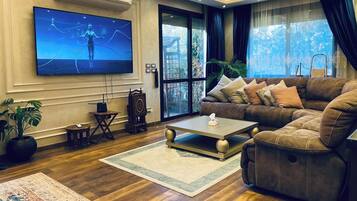 Dúplex, patio, vista al jardín | Área de sala de estar