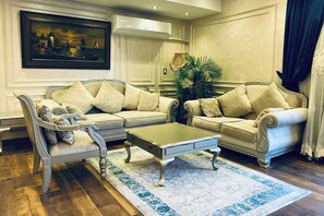 Alloggio su due livelli, patio, vista giardino | Area soggiorno