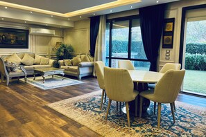 Alloggio su due livelli, patio, vista giardino | Area soggiorno