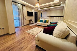 Alloggio su due livelli, patio, vista giardino | Area soggiorno