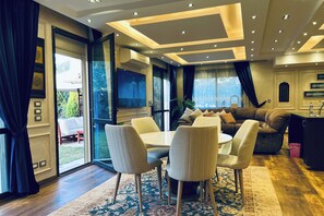 Appartement Duplex, patio, vue jardin | Restauration dans la chambre