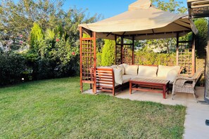 Alloggio su due livelli, patio, vista giardino | Vista giardino