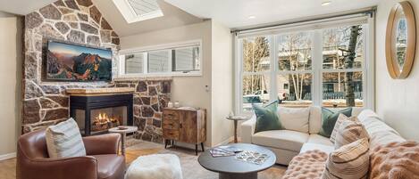 Télévision, cheminée