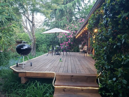 Quiet private garden home 2 queen brms, huge kitchen. Feel right at home.