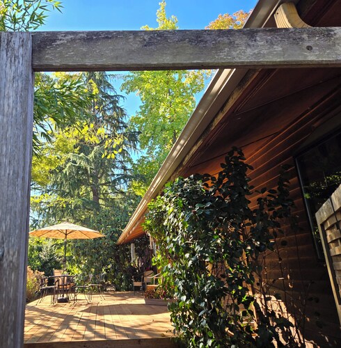 Quiet private garden home 2 queen brms, huge kitchen. Feel right at home.