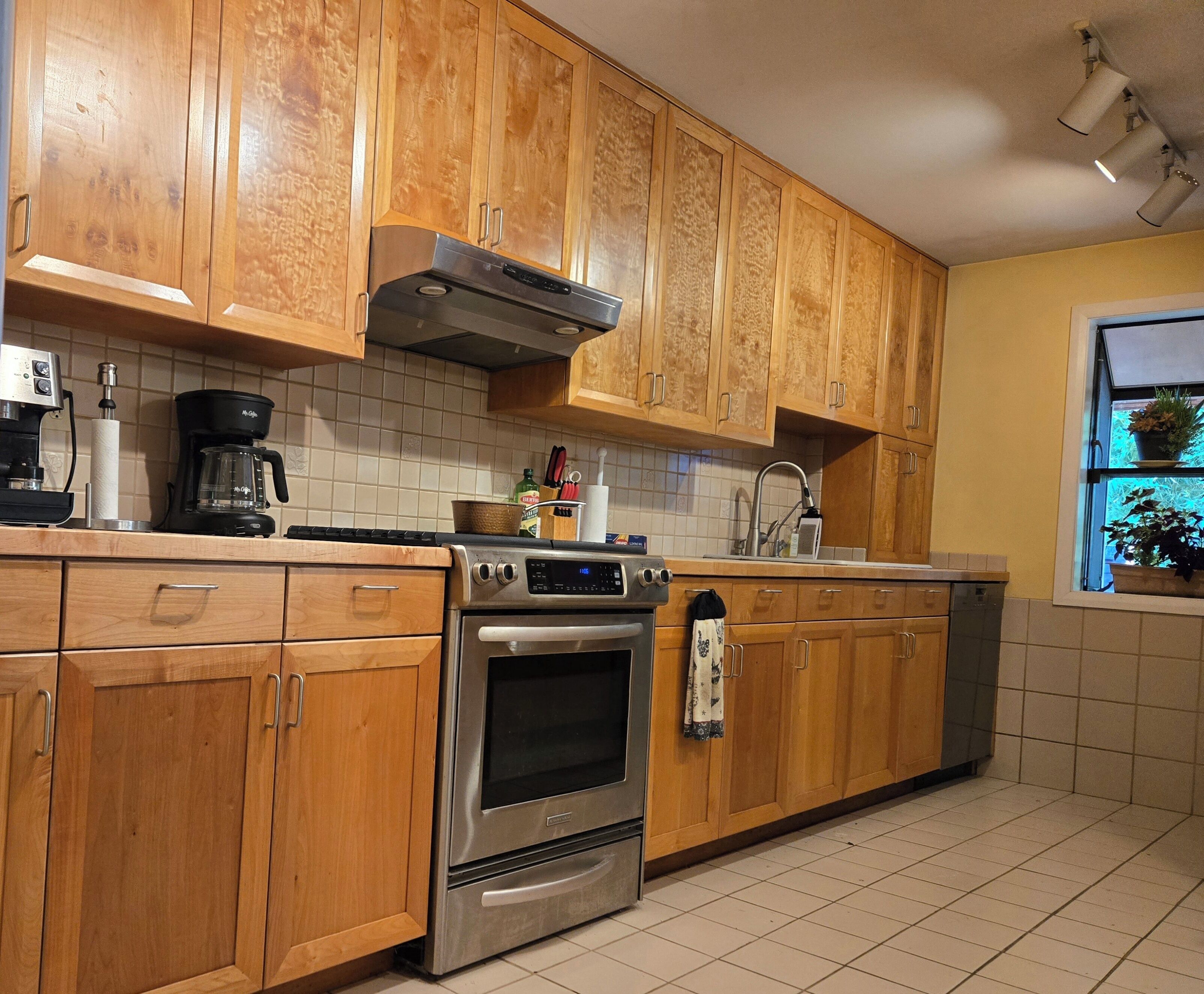 Mikrobølgeovn, ovn, kokeplater og oppvaskmaskin