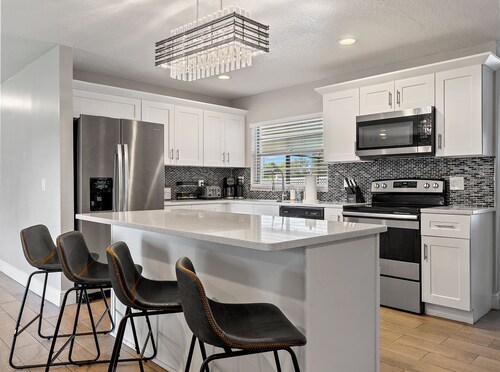 3/2 plus bonus room W/ heated pool & jacuzzi centrally located