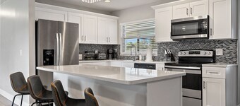 3/2 plus bonus room W/ heated pool & jacuzzi centrally located