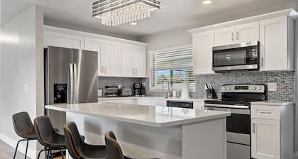 3/2 plus bonus room W/ heated pool & jacuzzi centrally located