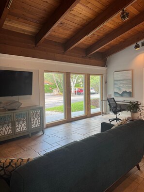 Living area - Beautiful Updates - Relaxing Views - Close to Pool (Naples)