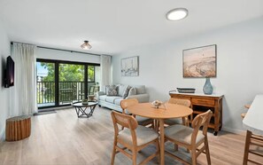 Living area - Beautiful Updates - Relaxing Views - Close to Pool (Naples)
