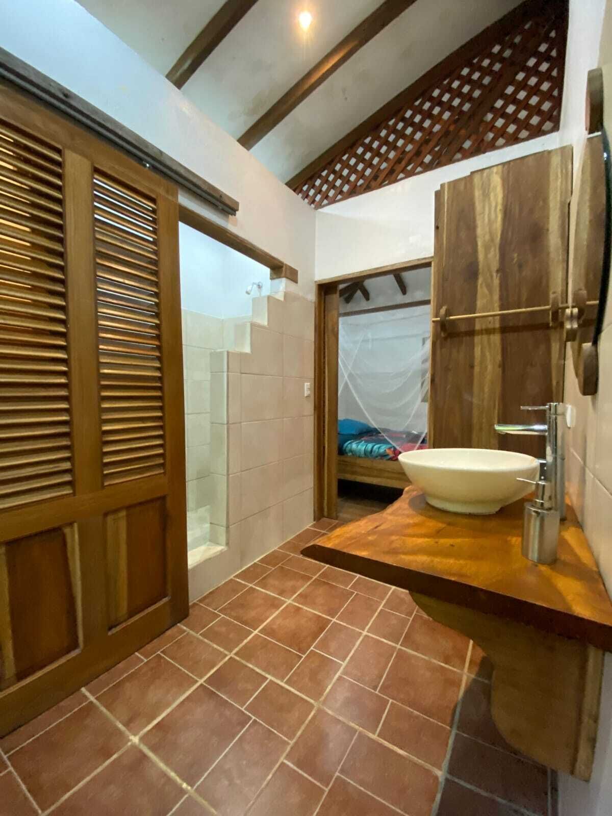 Haartrockner, Handtücher, Seife, Toilettenpapier