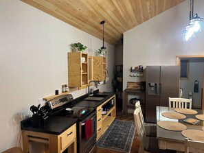 Private kitchen - New Cabin for a relaxing getaway (Au Train)