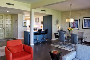 Smart TV, fireplace - MID CENTURY MODERN  3 Bedroom  Rancher in Beautiful Indian Wells (Indian Wells)
