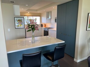 Fridge, microwave, oven, stovetop - MID CENTURY MODERN  3 Bedroom  Rancher in Beautiful Indian Wells (Indian Wells)