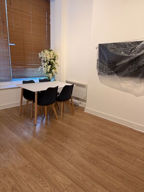 Dining - Charming London Apartment With 2 Bedrooms 2 Bath (London)