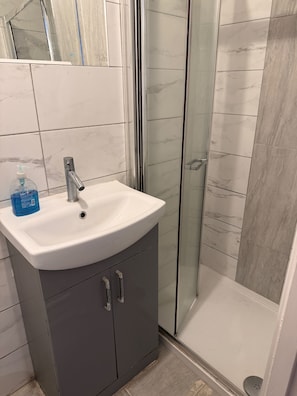 Shower, towels - Charming London Apartment With 2 Bedrooms 2 Bath (London)