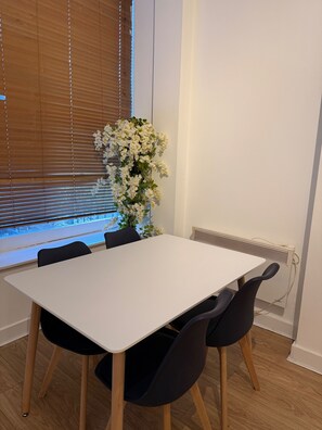 Dining - Charming London Apartment With 2 Bedrooms 2 Bath (London)