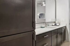 Hair dryer, towels, soap, toilet paper - Comforts of home with lakeside view near Airport & Toyota Music Factory (Irving)