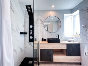 Shower, hair dryer, towels - Windmill Hill Gem Townhouse By BeCherish (Albufeira)