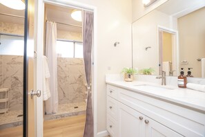 Regadera, secadora de cabello, bidet, toallas