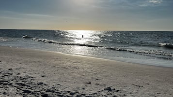 In Strandnähe, Liegestühle, Strandtücher