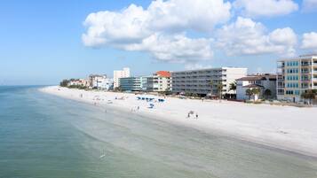 Playa en los alrededores, camastros y toallas de playa