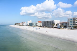 Playa en los alrededores, camastros y toallas de playa